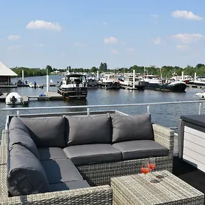Vakantiehuis Cosy Floating Boatlodge, 